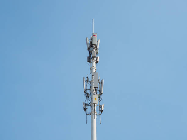 5g telecommunications base station tower - high frequencies imagens e fotografias de stock