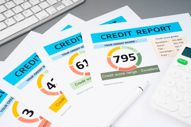 il documento del rapporto sul punteggio di credito e la penna con calcolatrice sulla scrivania. - report history debt finance foto e immagini stock