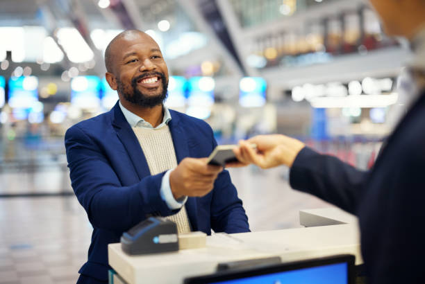 uomo nero, dando passaporto e aeroporto per il viaggio, la sicurezza e l'identità per il servizio di trasporto globale. uomo d'affari africano, documenti e concierge per l'immigrazione con trasporto internazionale - security staff security airport airport security foto e immagini stock