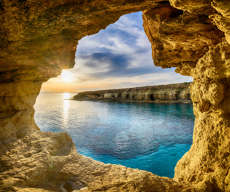Paisaje con cueva marina al atardecer, Ayia Napa, Chipre photo