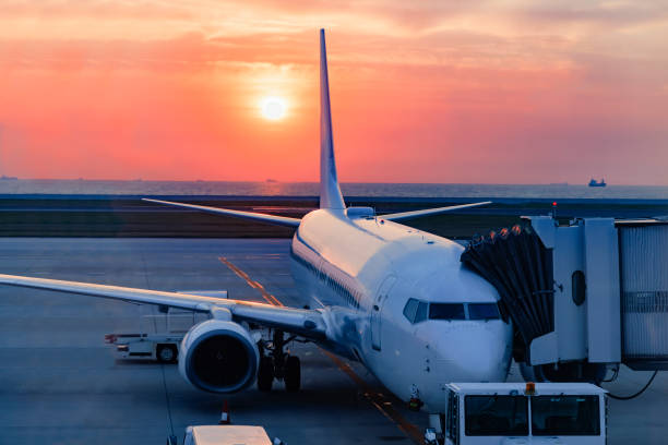 cielo del amanecer y aviones esperando para partir - depart fotografías e imágenes de stock