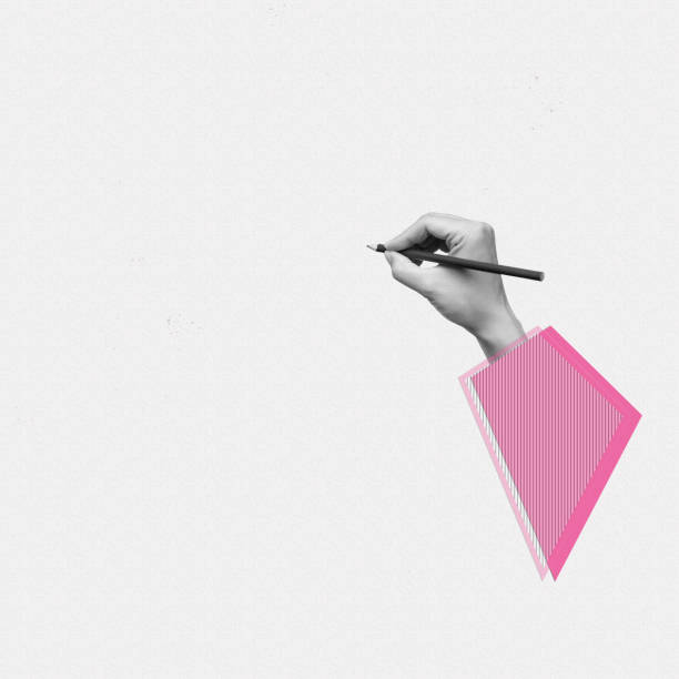 白い背景にピンクの袖の女性の手が鉛筆画や文字を持つ。デザイン用モックアップ - drawing tools ストックフォトと画像