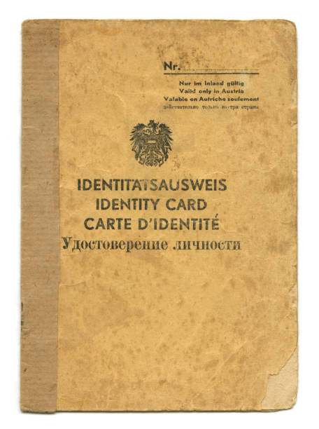 Austrian identity card from 1946. The identity card was used to travel from one occupation zone to another.
In the post-war period, Austria was divided into four occupation zones of the documento de identidad austriaco de 1946. la tarjeta de identidad se utilizaba para viajar de una zona de ocupación a otra.
en el período de posguerra, austria se dividió en cuatro zonas de ocupación de los
