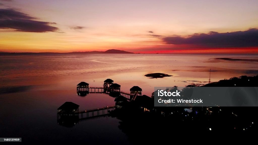 Яркий Вид На Закат На Тихую Гавань С Несколькими Причудливыми.