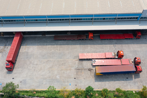 Trucks in the distribution center: a bridge connecting urban logistics