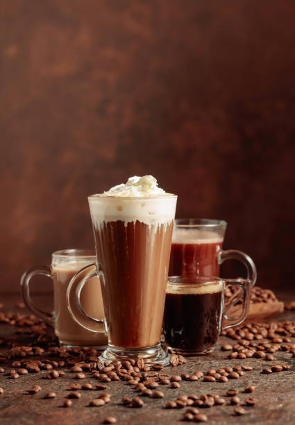 varias bebidas de café y chocolate sobre un fondo marrón. - latté cafe macchiato cappuccino cocoa fotografías e imágenes de stock