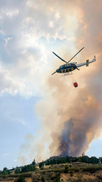 helikopter pracujący przy gaszeniu pożaru w obszarze górskim. - chopper zdjęcia i obrazy z banku zdjęć