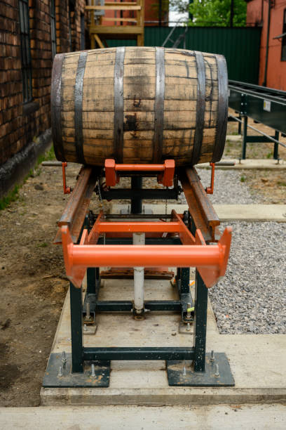 リフトのバーボン樽 - whisky barrel distillery hard liquor ストックフォトと画像