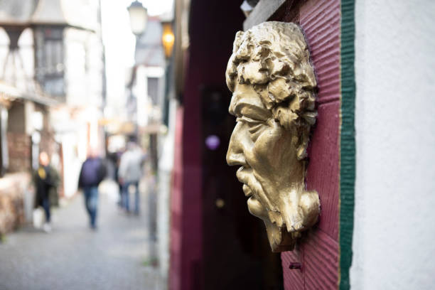Mascaron, chubby head with a crown, Pézenas, Hérault