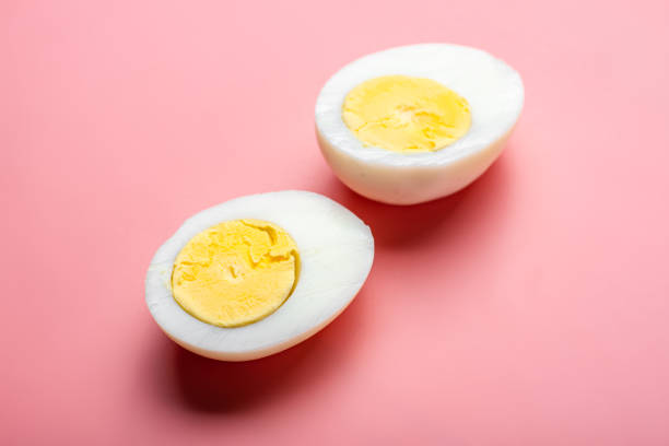 istock Sliced boiled chicken egg on a pink background. 1485149715