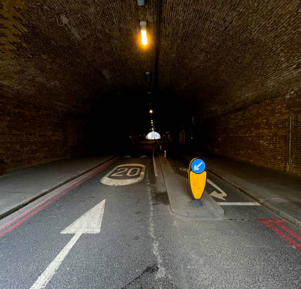 straßentunnel an der london bridge - london england vanishing point underground diminishing perspective stock-fotos und bilder