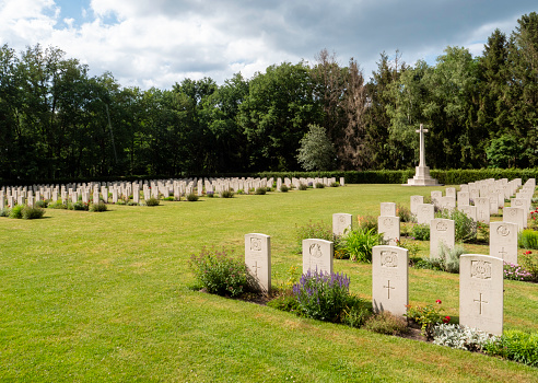 The British Field of Honor in Venray contains 692 fallen soldiers from the Second World War. An identical headstone of white natural stone has been placed at each grave. On the cemetery is a 'Cross of Sacrifice' made of Portland natural stone, on which a bronze sword is attached. The cemetery is under the protection of the Commonwealth War Graves Commission. There are a total of sixteen Fields of Honor of the British Commonwealth in the Netherlands.