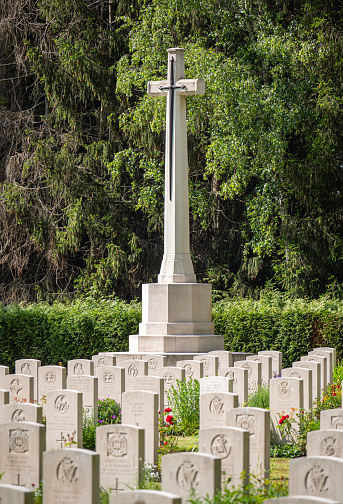 The British Field of Honor in Venray contains 692 fallen soldiers from the Second World War. An identical headstone of white natural stone has been placed at each grave. On the cemetery is a 'Cross of Sacrifice' made of Portland natural stone, on which a bronze sword is attached. The cemetery is under the protection of the Commonwealth War Graves Commission. There are a total of sixteen Fields of Honor of the British Commonwealth in the Netherlands.