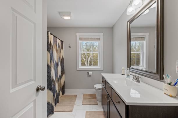 istock Modern bathroom with a large wall-mounted mirror and a contemporary sink. 1485167687