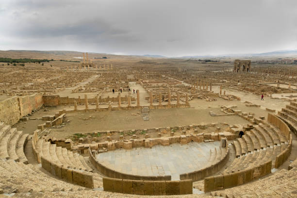 древний тамугади или тамугас есть зрительный зал театра на 3500 мест, тимгад, алжир, африка - timgad стоковые фото и изображения