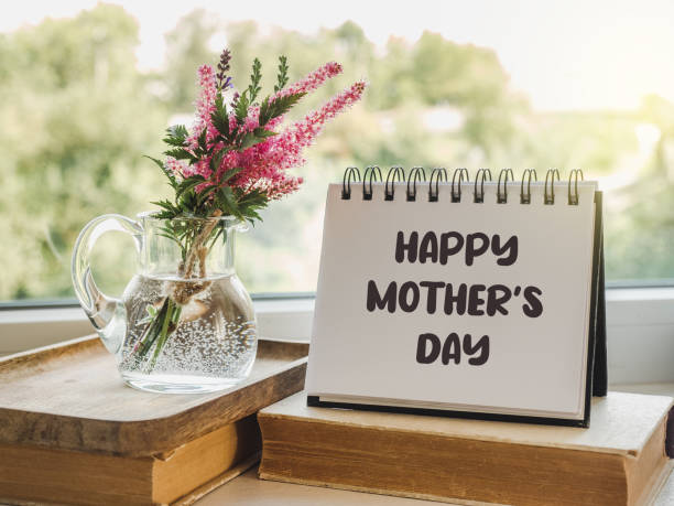 istock Notepad with the word MOM. Closeup, indoors 1485170024