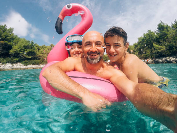 familie, die im urlaub ein selfie macht - family summer portrait nature stock-fotos und bilder