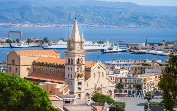 vista della città di messina con piazza del duomo e cattedrale, italia. porto e stretto di messina tra sicilia e italia. costa della calabria sullo sfondo - messina foto e immagini stock