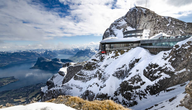 pilatus con neve e alpi svizzere come panorama - pilatus foto e immagini stock
