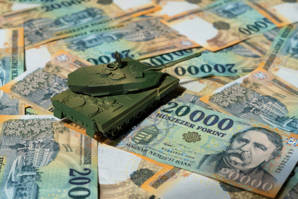 istock Hungarian HUF 20,000 banknotes with German Leopard 2 tank model 1485214124