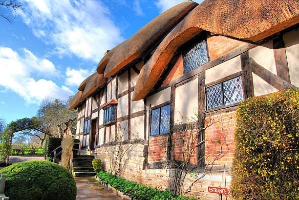 셰익스피어 주택 & 가이엔 만들진 선샤인 아침입니다 - stratford upon avon william shakespeare england house 뉴스 사진 이미지