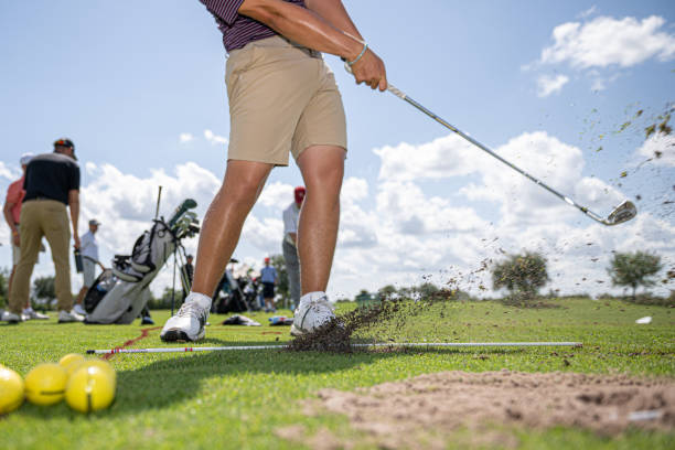 esercitarsi in un campo da golf con una palla gialla - golf swing golf golf club golf ball foto e immagini stock
