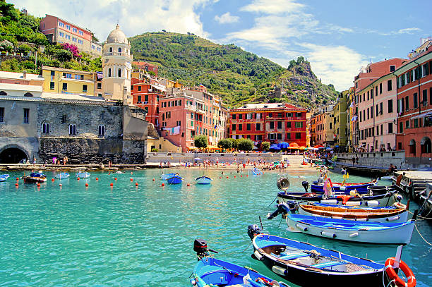 colorido harbor, vernazza, cinco tierras, italia - liguria fotografías e imágenes de stock