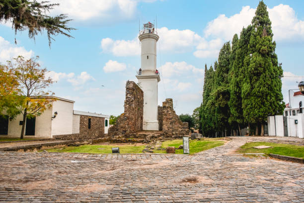 casa típica del barrio histórico de colonia del sacramento, uruguay - house residential structure colonial style landscape fotografías e imágenes de stock