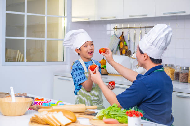 父と息子の料理 - family with one child family two parent family father ストックフォトと画像