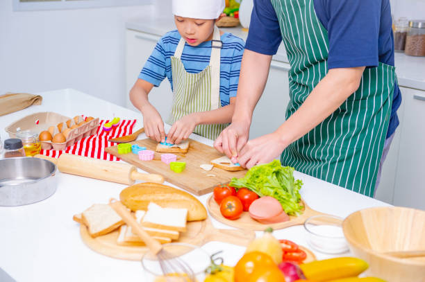 父と息子の料理 - family with one child family two parent family father ストックフォトと画像