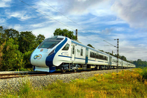 インドのティルヴァンダプラムケララに向かうヴァンデバーラトエクスプレス。 - train public transportation passenger train locomotive ストックフォトと画像