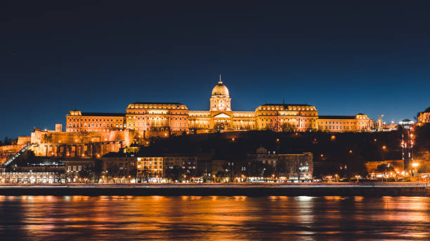 hungría budapest cityscape panorama castillo de buda por la noche - street royal palace of buda budapest hungary fotografías e imágenes de stock