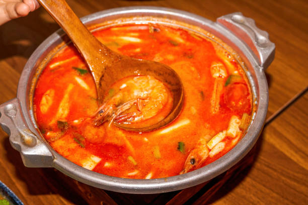 une délicieuse soupe thaïlandaise aigre-chaude tom yum goong - thailand thai cuisine prawn tom yum soup photos et images de collection