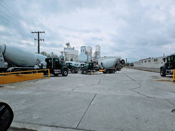 vista trasera de camiones de cemento en el fabricante - cement factory industry manufacturing cement truck fotografías e imágenes de stock