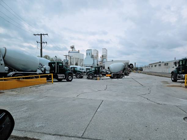 vista posteriore dei camion di cemento al produttore - cement factory industry manufacturing cement truck foto e immagini stock