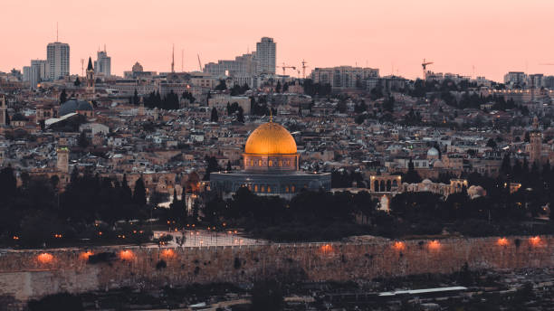 gerusalemme cupola della roccia moschea di al aqsa panorama del tramonto israele - jerusalem old city middle east religion travel locations foto e immagini stock