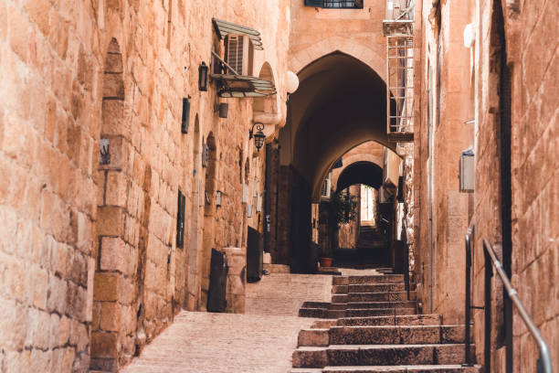 jerusalem altstadt leere treppe altstadt torbogen - jerusalem old city middle east religion travel locations stock-fotos und bilder