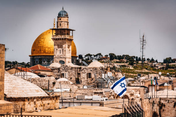 jerusalem goldene kuppel des felsens israelische nationalflagge al-aqsa-moschee israel - jerusalem old city middle east religion travel locations stock-fotos und bilder