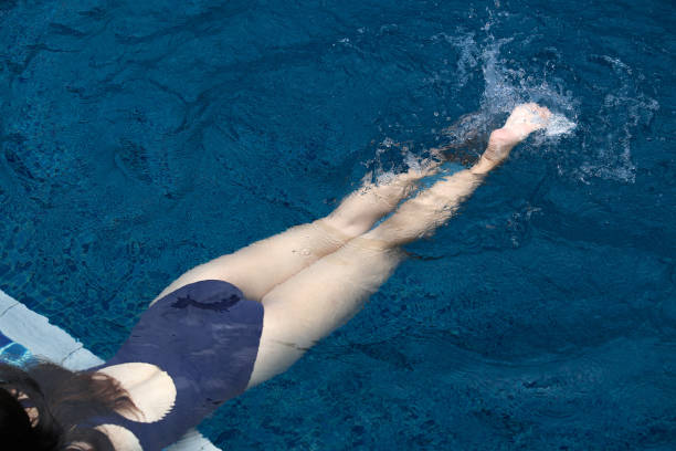 スイミングプール - swimming exercising women back ストックフォトと画像