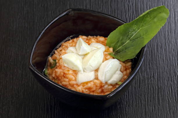 caprese risotto - parmesan cheese risotto rice basil stock-fotos und bilder