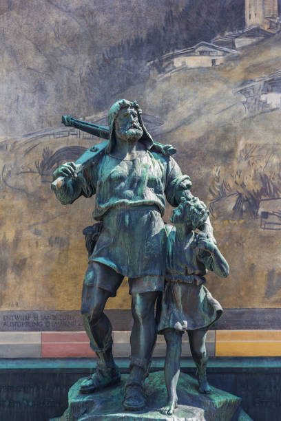 statue of william tell and his son at the rathausplatz (city hall square) of altdorf - helvetia imagens e fotografias de stock
