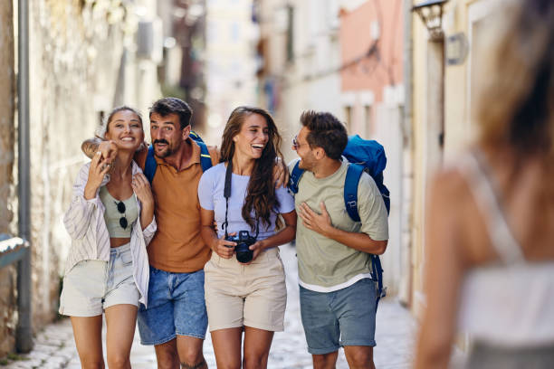 istock Cheerful tourists having fun while walking on the street. 1485317650