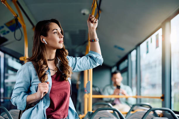 버스를 타고 있는 젊은 잠겨 있는 여자. - public transportation audio 뉴스 사진 이미지