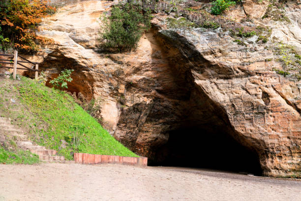 the widest and highest cave in the baltic countries known as gutman's cave, which is located on the gauja river in the national park of sigulda, latvia. - spelaeology imagens e fotografias de stock