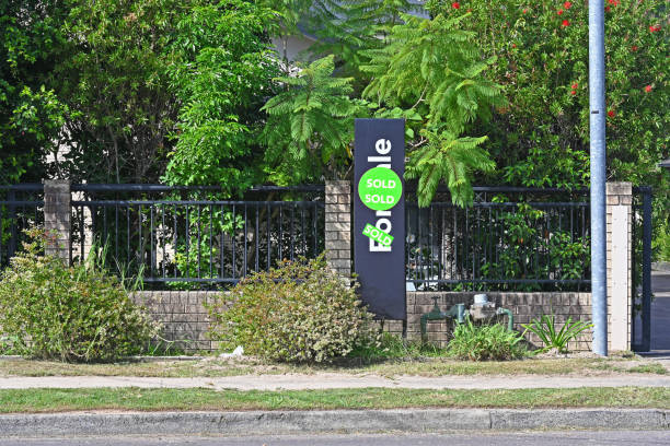 istock Home for sale sign 1485334901