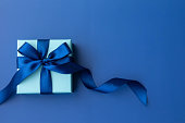 青いリボンと箱を持つギフトの画像の上面図