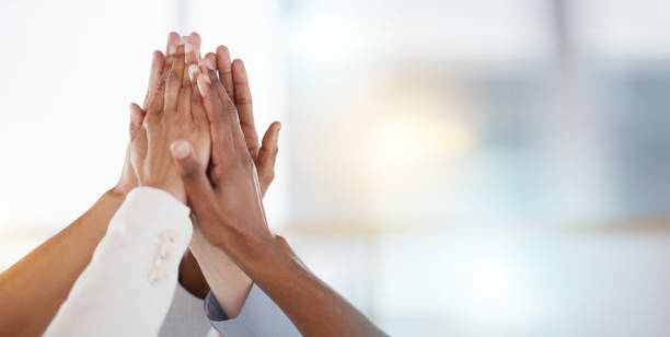 high five, équipe d’affaires et collaboration réussie du personnel en bureau avec maquette. l’entreprise, le personnel et les mains ensemble pour la solidarité, la motivation et le soutien avec fond flou et maquette - success businessman corporate business ecstatic photos et images de collection