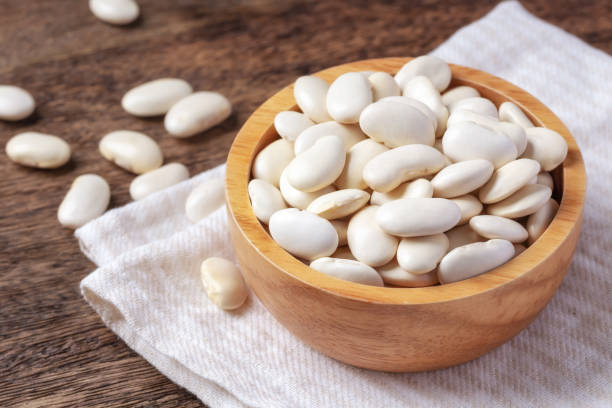 istock Raw white beans in bowl on linen cloth 1485346207