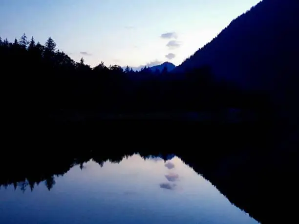 Wasserspiegelung in der blauen Stunde - Berge / Alpen