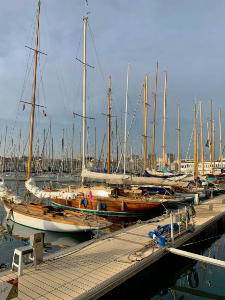 マルセイユフォス港、マルセル、フランスにある多数のヨットのあるマリーナの美しい景色 - marselle ストックフォトと画像